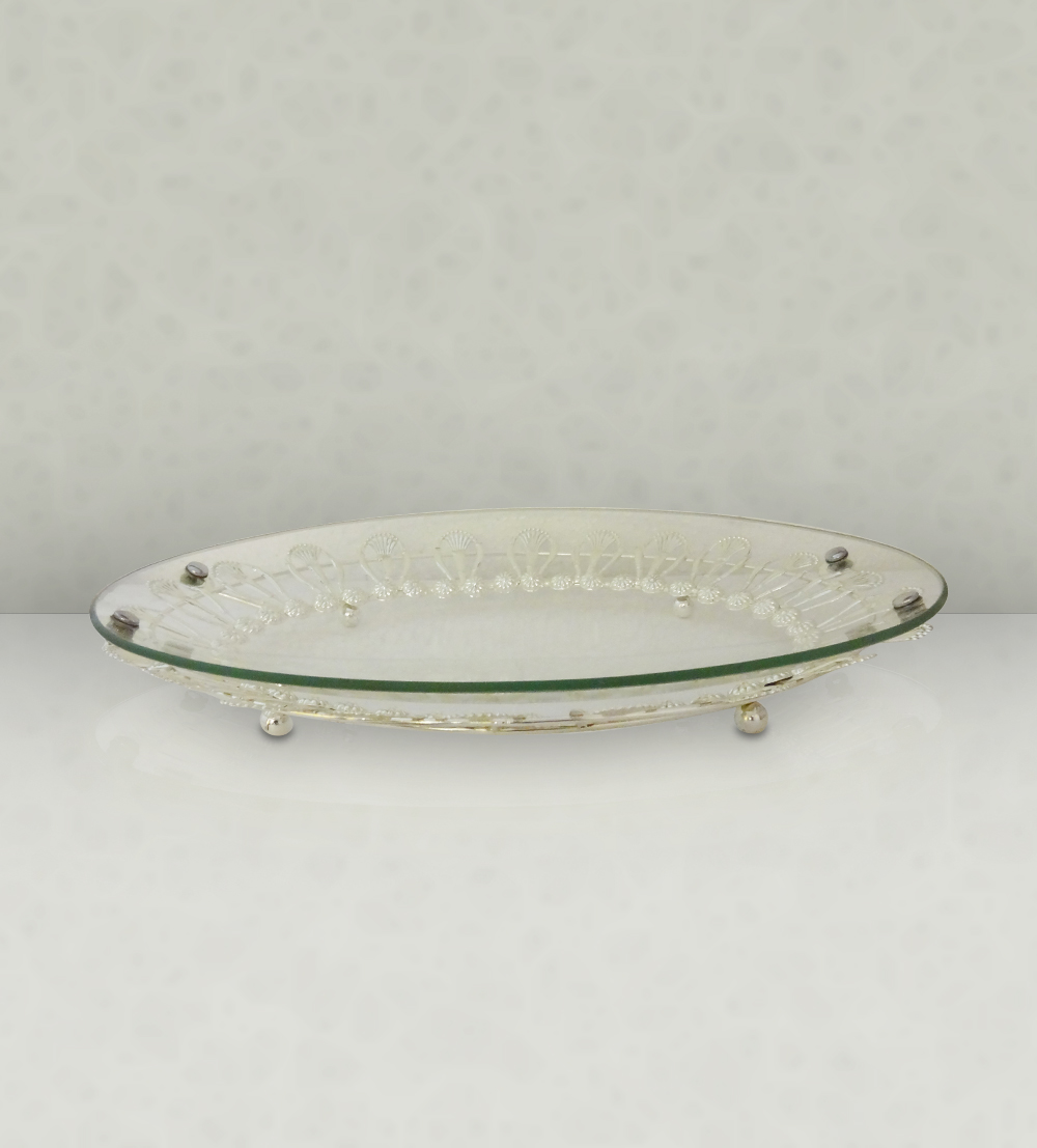 The Oval Glass Platter is one of its kind meant to provide both royal looks to the platter set in yo...
