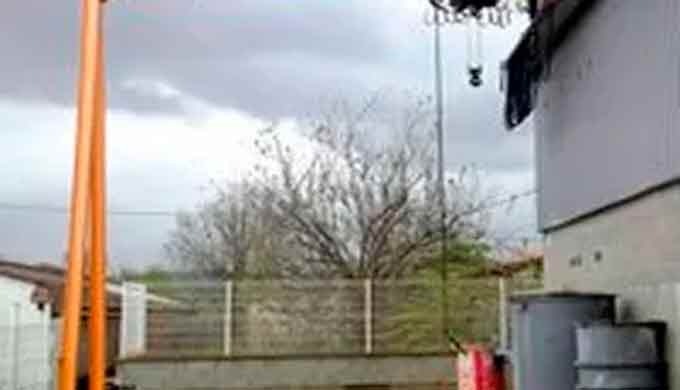 Los semipórticos aprovechan la pared de su empresa y un anclaje al suelo pa...