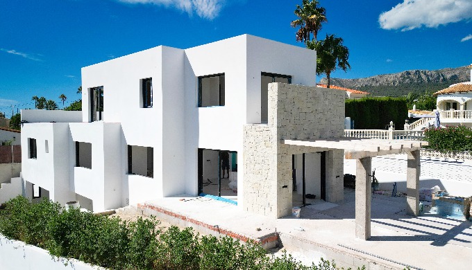 Esta propiedad en construcción, ubicada en Calpe, se extiende sobre aproximadamente 348 m2 y se encu...