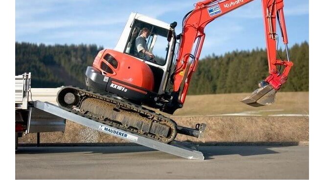 Die Auffahrrampen aus dem Hause Mauderer bieten beim Verladen von schweren Baumaschinen mit Luftbere...