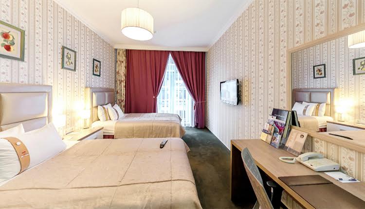 Twin: Suprafaţa camerei — min 20 m2 Două paturi (1.20 m*2.00 m fiecare) Internet (LAN) şi Wi-Fi LCD ...