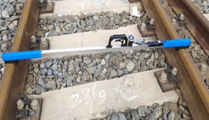 Analogue track gauge is used for measuring the railway track gauge,check rail gauge, back to back di...