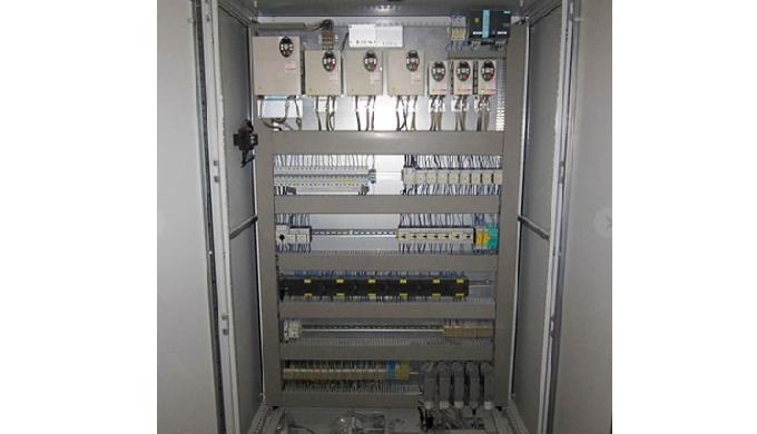 Montaje de cuadros eléctricos Contamos con diversas herramientas de programación de autómatas y robo...