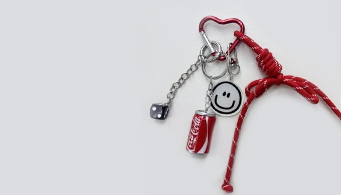 Carbonated drink motif keyring series. Features cute charms like Coca-Cola and Pepsi cans with playf...