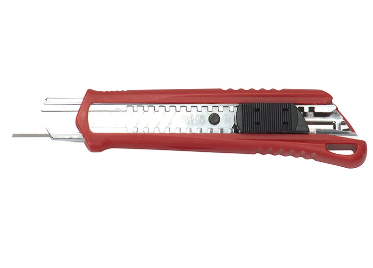 DESCRIEREA PRODUSULUI • acest cutter popular cu lama snap-of de 18 mm este echipat cu blocare pentru...