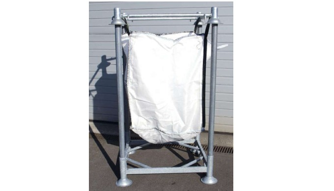 Handling, storage and transport support for flexible big bag containers The big bag support transfor...