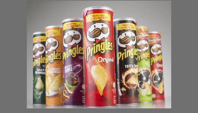 Przedstawiamy pyszny asortyment chipsów ziemniaczanych Pringles, z których każdy ma swój odrębny pro...