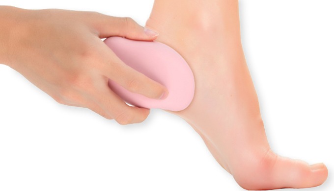Easily remove calluses with this compact and curved foot file. Its smooth grip and soft color make y...