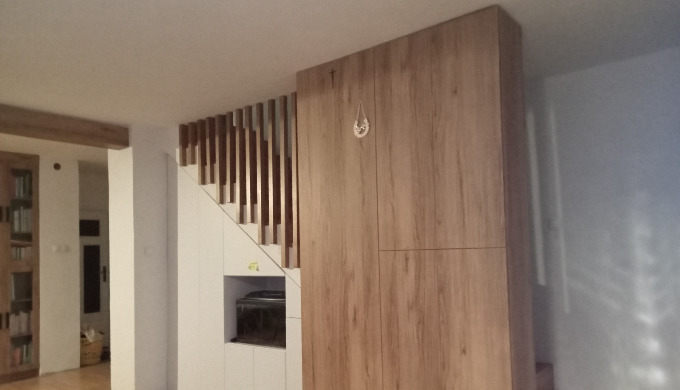 Steps, risers and slats for stairs made of oak wood