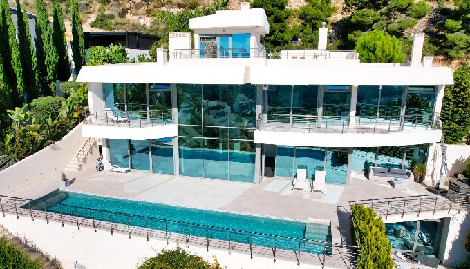 Esta moderna villa premium con impresionantes vistas panorámicas al mar de la bahía de Altea hasta B...