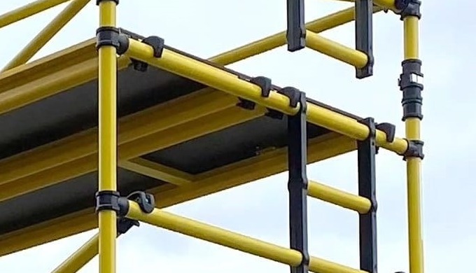Una torre móvil es un equipo de trabajo muy versátil que protege al trabajador del riesgo de caída a...