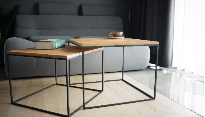 een set van twee salontafels, gepoedercoate metalen structuur, meubelbordbl...