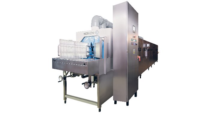 Continuous spraying washing equipment