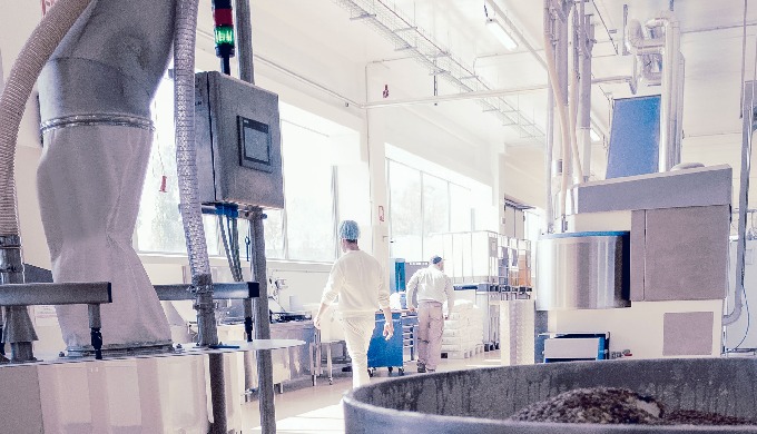 Automazione integrata di tutte le operazioni: gestione della produzione su PLC con HMI, piena tracci...