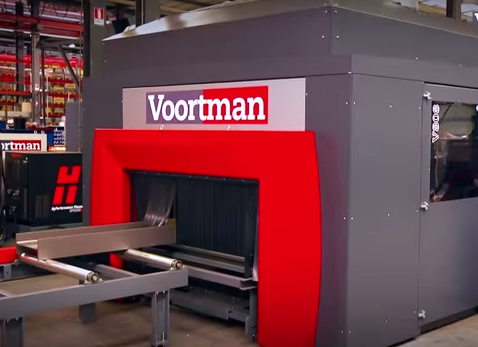 V808 V808 från Voortman Steel Machinery är en industrirobot speciellt designad för att skära i I-Bal...