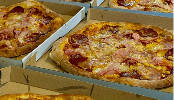 Pizza La Bomba, o pizza pe care cu siguranta nu o vei uita. O poti savura atat in locatie cat si tak...