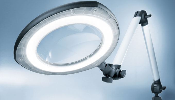 Grazie alla sua perfezione ergonomica, TEVISIO è in grado di svolgere i compiti visivi più complessi...