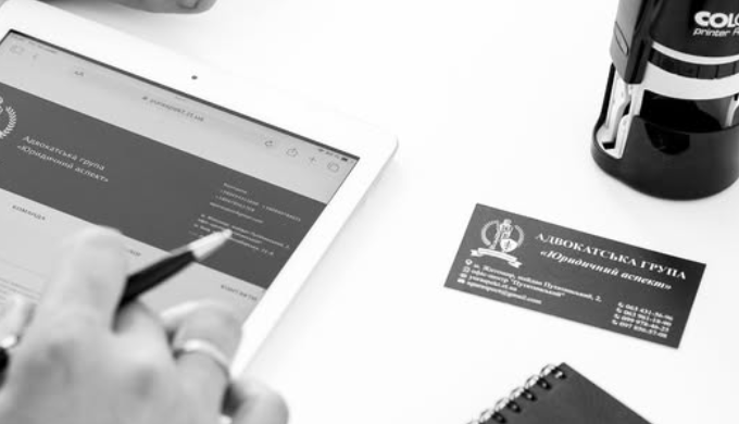 Адвокат — це професійний юрист, який представляє та захищає права та інтереси своїх клієнтів у різни...