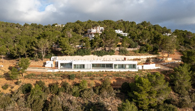 Obra nueva en una de las mejores localizaciones de la Isla. Esta maravillosa casa está compuesta por...