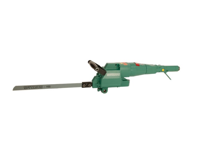 • Tamaño compacto, ideal para cortar en espacios reducidos/confinados • 2 3/8” de recorrido de la si...