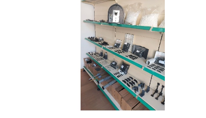 Découvrez nos produits en aluminium de haute qualité, tels que des accessoires pour portes et fenêtr...