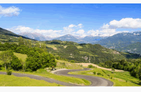 Le réseau routier français (routes communales, départementales, nationales et autoroutes) compte plu...