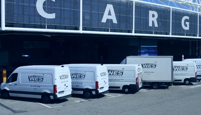 WES vous propose des services personnalisés tels que le taxi colis ou le hand carry pour une livrais...