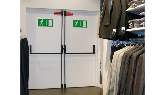 Blocs-portes Métalliques - Issues de secours : • Vantail isoplan type caisson de 57 mm d’épaisseur à...
