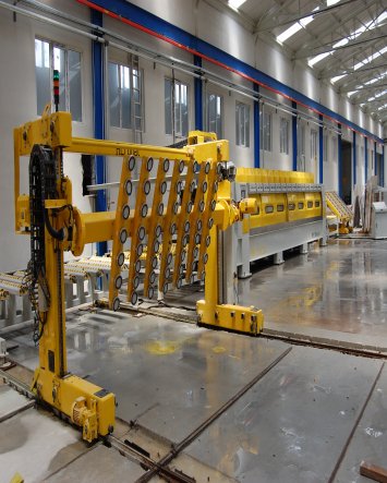 Makinanın ana şasesi güçlü, rijit titreşime mukavim kaynaklı çelik konstrüksiyondan imal edilmiştir....