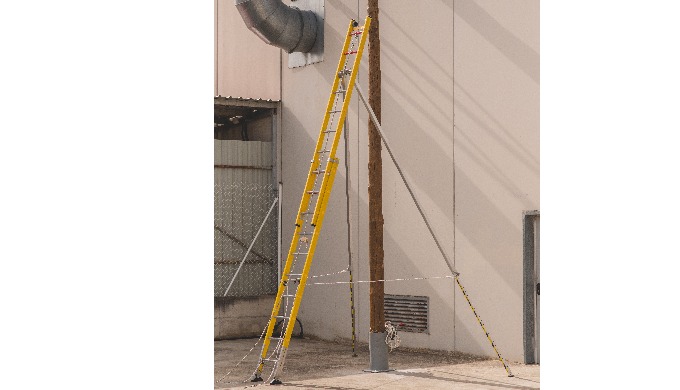 Escalera desplegable de fibra de vidrio, 100% aislante eléctrico y térmico. Incorpora línea de vida ...