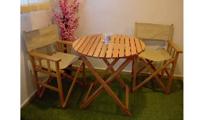 Découvrez notre chaise pliante en bois de chêne et notre table pliante en bois de sapelli : l’allian...