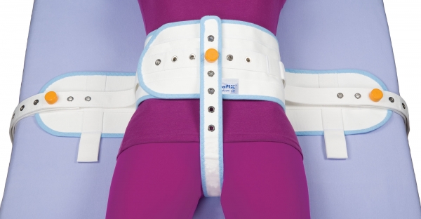 El cinturón de sujeción abdominal se puede instalar fácilmente antes o desp...