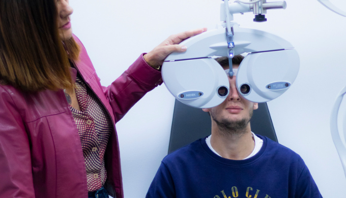 Nos preocupamos por tu salud visual. Revisar la vista con frecuencia, puede ayudarte a prevenir desm...