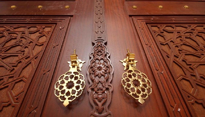 COLLECTION LES PORTES: Kortobia excelle dans la création de portes en bois et de sculptures, alliant...