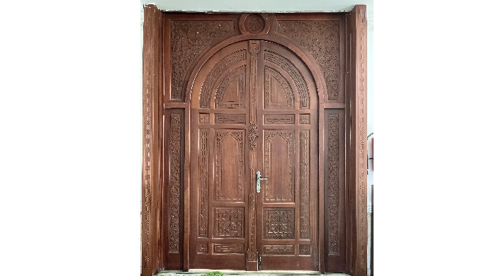 COLLECTION LES PORTES: Kortobia excelle dans la création de portes en bois et de sculptures, alliant...
