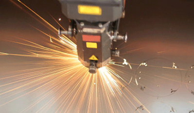 Laserstrålen framställs av en laserkälla och riktas med hjälp av fiberoptik eller speglar vinkelrätt...