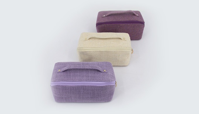 We introduce cosmetic pouches of various designs and materials. For detailed inquiries, please conta...