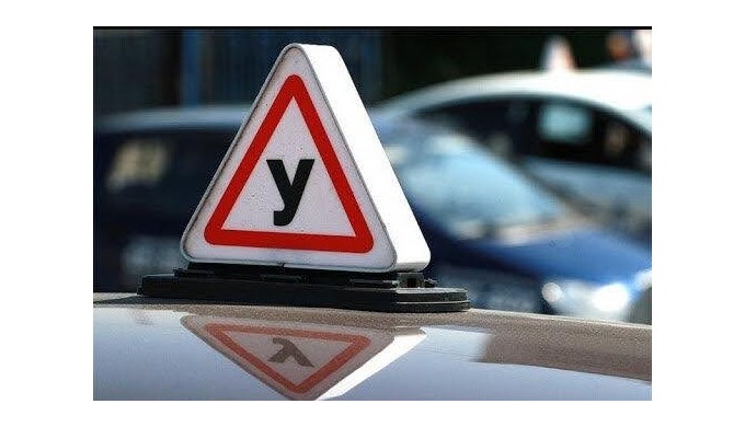 Перше заняття з водіння — момент, який багато хто уявляє з хвилюванням. У голові одразу картинки: ін...