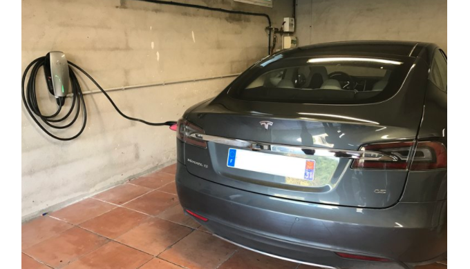 Je vous propose une borne de qualité de la marque HAGER et une installation à un prix compétitif.