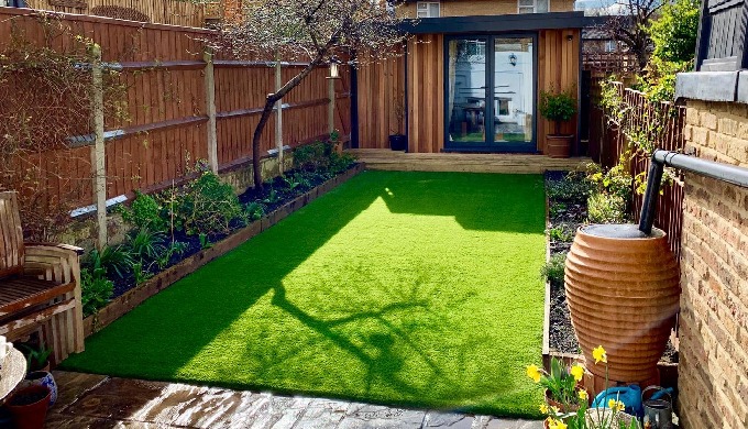 Easigrass Glasgow are a leading supplier and installer of artificial grass and greens across Glasgow...