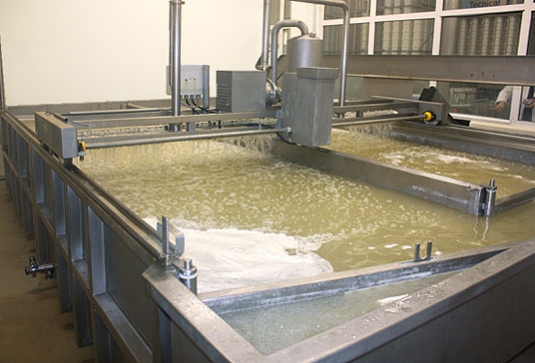 System for salting cheese by flotation in a container with brine. There is a brine sprinkling system...