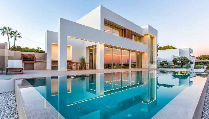 Rodeada de naturaleza y modernidad, esta villa única muestra el epítome de la arquitectura contempor...