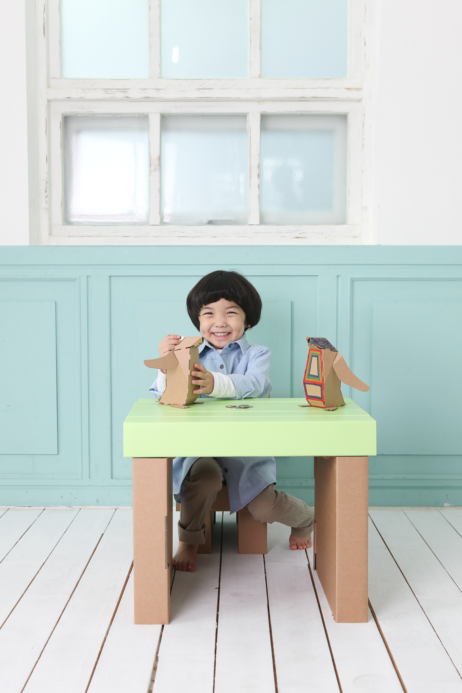 Miley Desk, the lightest desk in the worldLight material allows kids to move Miley Desk easily. Beca...