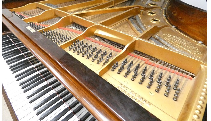 Magnifico STEINWAY E SONS modello C cm 227 num. di matricola 52.402 è stato fabbricato nel 1.884 cir...
