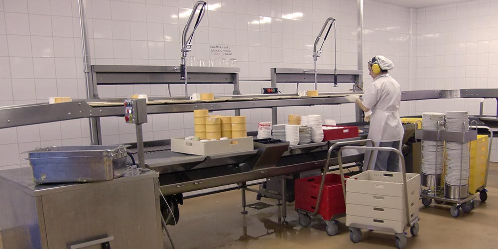 Typiska restauranger med brickservering ärPersonalmatsalarLunchrestaurangerFood CourtsStora varuhusM...