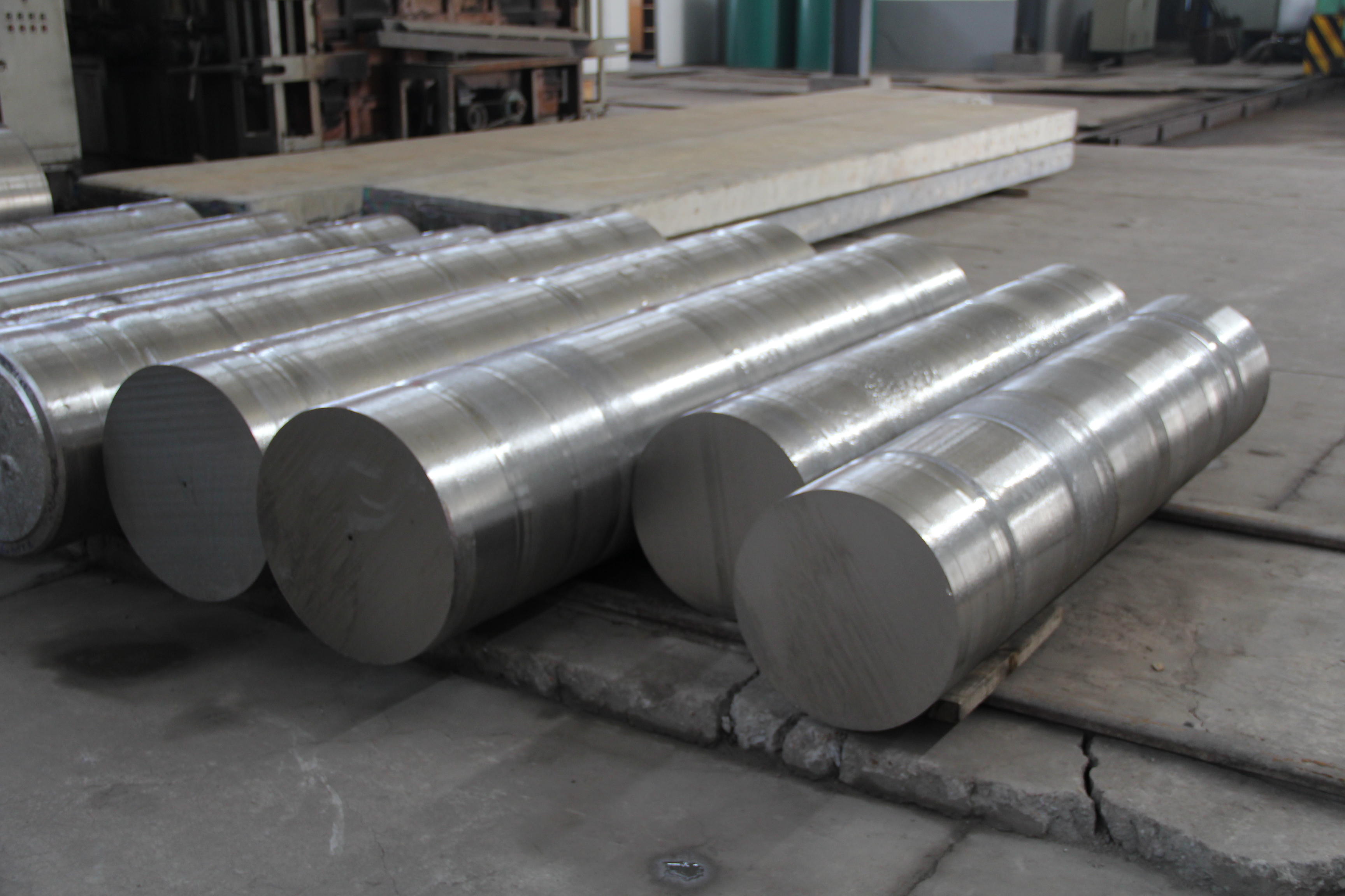Ingots is the basic product from the quality sponge titanium material through the vacuum arc remelti...