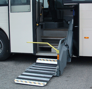 Lyftrörelsen sker parallellt med instegstrappan och i parkeringsläge är lyftens totala tjocklek bara...