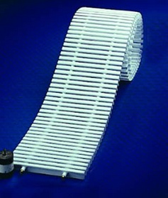 En PP traité anti-UV. Assemblage par câble (49 éléments au mètre linéaire). Prix à l'élément.