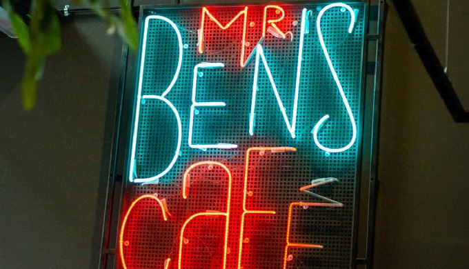 Im Herzen der Rheinmetropole verwöhnt MR. BENS Café Düsseldorf seit 2017 Gaumen und Sinne. Gründer K...
