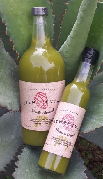 Mezcal de jugos cítricos naturales con hierbas frescas, especias y un toque de picante. En presentac...